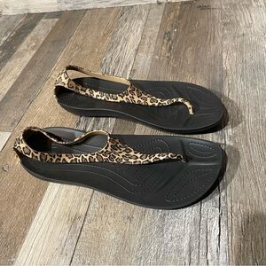 Crocs Sexi Leopard Print Flats Women’s Size 7 Brown Preppy Thong Beach Summer